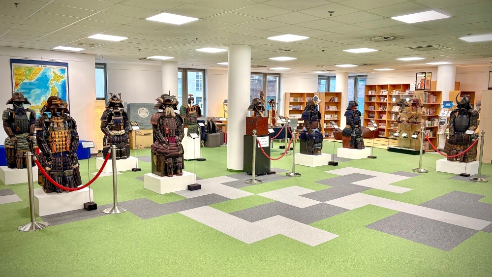 Wernisaż wystawy „ZBROJE SAMURAJÓW. Akitsushima – Kraina ważek” (11.12.2025) - zdjęcie wystawy