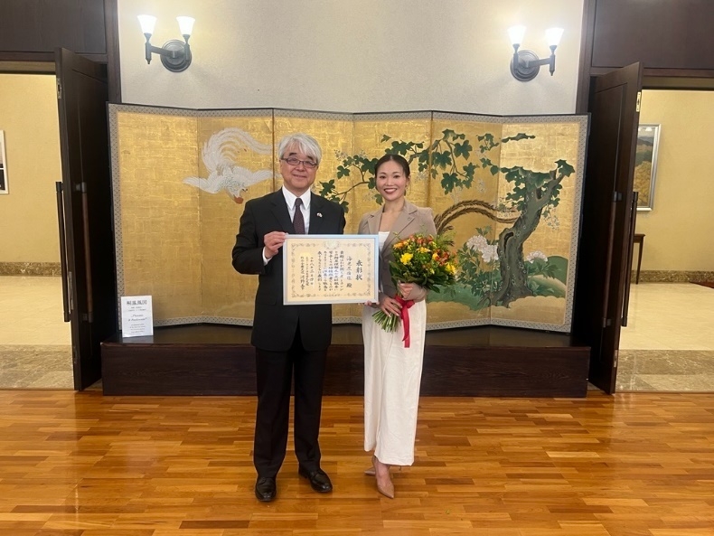 海老原由佳氏に対する大使表彰伝達